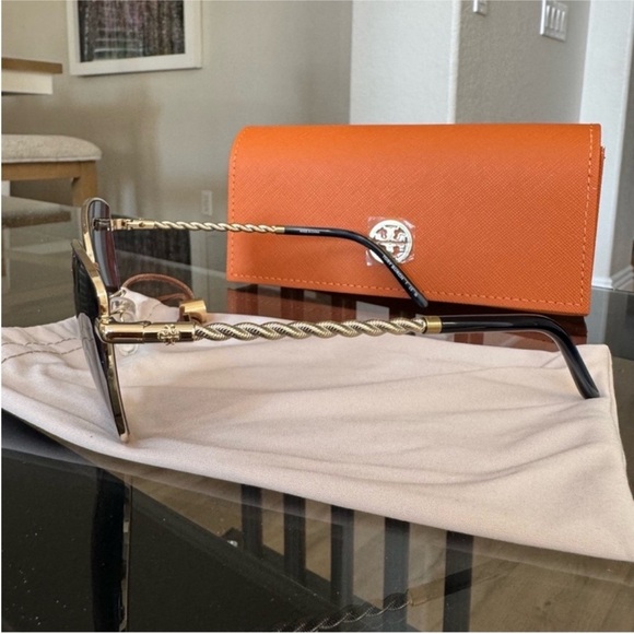 Tory Burch Cat Eye‎ Sunglasses Gold Tone Chain Detail Orange Case main image 3